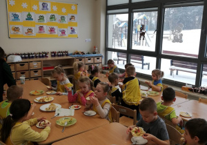 Dzieci jedzą deser